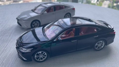Model Car 1/24 Lexus ES300 Alloy Diecast Collectible Toy Car with Light and Sound Toy Vehicle Door Can Be Opened for Boys Kids Toddler Gift White Car
