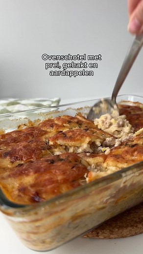 Ovenschotel met gehakt, prei, kaas en aardappelschijfjes 🥔🧀 ⁠ 👉 https://www.libelle-lekker.be/bekijk-recept/90102/gehaktschotel-met-prei-aardappel-en-kaas-1 ⁠ #libellelekker #easyrecipe #comfortfood #recept #ovenschotel #receptovenschotel #ovenschotelrecepten #makkelijkrecept #snelklaar #explore #autumnfood #ovenrecept #kaassaus #prei #aardappel #avondeten #watetenwevandaag #onepotmeal | Libelle Lekker