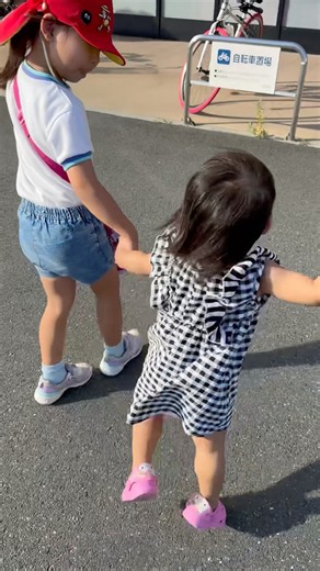 小さなお姉ちゃんが、妹の手をしっかり握って♡ #姉妹 #姉妹育児 #5歳女の子 #1歳女の子 #姉妹の後ろ姿 #1歳児 #育児日記 #成長記録 #baby #親バカ部 #赤ちゃん #かわいい