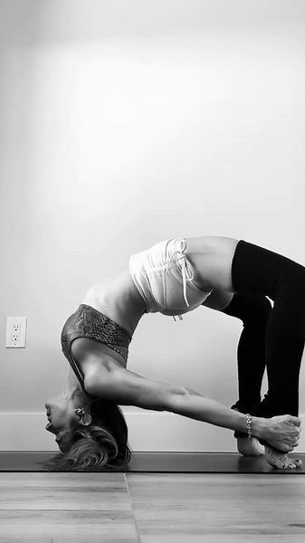 Yoga wheel pose backbend #backworkout #viralshorts #shortsfeed