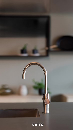 Med UNITO Smart vandsystemer kan du få isvand (3°C-12°C), filtreret vand, kogende vand (60°C-100°C), brusvand (mild, mellem, kraftig), mixvand og almindelig postevand - alt i én vandhane.✨🖤 Og ved du hvad, der er bedre end at få det hele i en og samme hane? At alle funktioner kommer i en all-in-one beholder.🤩🙌 Du skal derfor ikke tilkøbe ekstra beholdere, hvis du gerne vil have isvand eller brusvand. 😏 Med UNITO får du simpelthen det hele samlet i ét sted, og det giver dig ektra plads under
