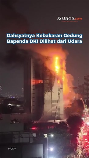 Dari udara, kobaran api terlihat melahap bagian atas Gedung Badan Pendapatan Daerah (Bapenda) DKI Jakarta di Jalan Abdul Muis, Gambir, Jakarta Pusat, Jumat (7/8/2026) malam. Api melanda lantai 11 hingga lantai 16 sejak sekitar pukul 21.30 WIB, dengan angin kencang membuat kobaran kembali membesar dan menyulitkan proses pemadaman. Sebanyak 37 unit pemadam dan 185 personel dikerahkan, didukung tiga kendaraan Bronto Skylift untuk menjangkau lantai atas. Seorang pekerja renovasi yang sempat terjebak