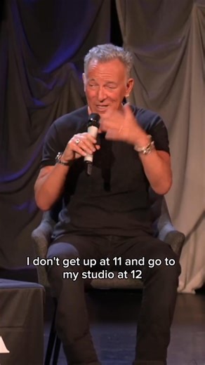 🌅 When Bruce Springsteen sings, you don’t just listen — you feel every story he’s ever lived. It’s the sound of roads traveled, hearts broken, and dreams that never die. 💔✨ 🎶 Hit play and let The Boss take you home. #BruceSpringsteen #HeartlandRock #AmericanSoul #Timeless | Maria José - Girassol