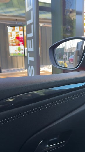 Huuuh . . . . . B(l)ock auf ein Add-On?! Sichere dir beim Kauf eines Milchshake oder McFlurry Minecraft Film über den Coupon in der App ein episches McDonald´s Minecraft Add-On. Du erhältst den Code einmalig als transaktionale E-Mail im Anschluss an deine Bestellung. Hierfür verwenden wir die E-Mail-Adresse, mit der du dich in der MyMcDonald’s App registriert hast. Bitte stelle sicher, dass du weiter Zugang zu dieser E-Mail-Adresse hast, um den Code zu erhalten. Der Code ist gültig bis 31.12.202