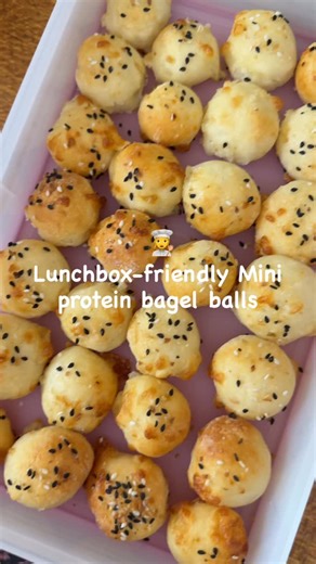 Jess | Lunchboxes, Snacks & Meal Prep on Instagram: "✨ Lunchbox-Friendly Mini Protein Bagel Balls ✨ You will love this one, it only has 3 ingredients as the base. You can add different flavours to it for sweet or savoury. These are good to add protein naturally instead of a packaged snack. Save and share the recipe 💛 Recipe ⬇️ Makes 16 - 18 mini bagel bites Ingredients • 1 cup self raising flour • 1 cup thick Greek yoghurt (I used the perform brand from Coles) • 1/2 tsp salt (skip if making swe