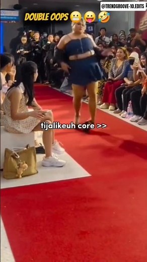 Funny 🤣 Model Fall on Ramp Walk 😱😂 | Catwalk Runway Oops Moment #shorts #walk #viral