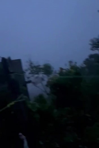 🌪️ Hurrikan Melissa trifft Jamaika, ein Sturm für die Geschichtsbücher! 🇯🇲 Das Video aus Mandeville, Jamaika zeigt eindrucksvoll, mit welcher Wucht Hurrikan Melissa derzeit über die Insel hinwegzieht. Der Sturm hat inzwischen einen Kerndruck von nur 892 hPa erreicht. Das macht ihn zum drittstärksten jemals gemessenen Hurrikan im Atlantik! 😱 Melissa ist inzwischen ein Kategorie-5-Monster, mit Windgeschwindigkeiten von über 300 km/h, begleitet von sintflutartigen Regenfällen und Sturmfluten vo