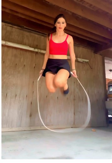 Jumping #jumpropes #workoutmotivation #jumpropevideos #cardio #cardioworkout