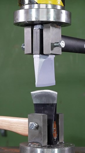 Axe Vs. Hydraulic Press 😱 #hydraulicpress #crushing #satisfying #tools