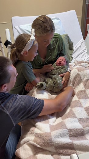 Big sis meeting her baby bro🤍 #pregnancy #laboranddelivery #motherhood #siblings #newborn #ivfmama #ivfwarrior #ivfjourney