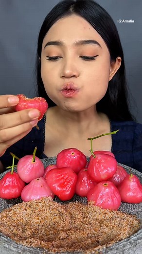 amalia | Ngerujak jambu air🤤 #fypppppppppppppppppppppppppppppppppppppppppppppppppppppppppppppppppppppp #fypシ #mukbang #asmr #fypage #fy | Instagram