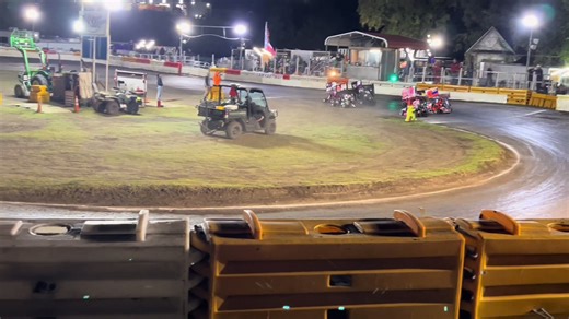 Hadley had a little rougher 2nd show but still did good. She went 1-1 in her heat and 2-4 in her feature #D✝️D #girlracer #7H #D✝️Dracing #wingkart