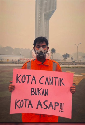 lekas membaik kalimantan❤️‍🩹 🔥 KARHUTLA KALSEL MENDEKATI KAMPUS! Kebakaran hutan dan lahan (karhutla) di Kalimantan Selatan kembali meluas hingga mendekati permukiman warga dan Kampus Uniska MAB, Barito Kuala. Api yang sebelumnya sempat dipadamkan kembali muncul akibat angin kencang dan kondisi lahan gambut yang kering. Bahkan, titik api dilaporkan hanya berjarak sekitar 50–80 meter dari gedung rektorat. Asap pekat membuat aktivitas perkuliahan dihentikan sementara dan mahasiswa dipulangkan le