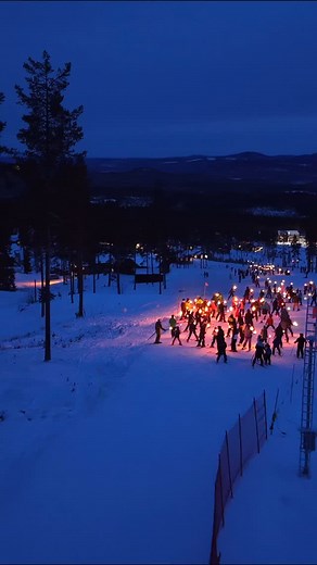 Gott nytt år från oss på Idre Himmelfjäll! 💚✨ Ett stort tack till alla er som firat in det nya året med oss. Årets fackeltåg blev en riktigt fin upplevelse, och det är ni som gör det fantastiskt! Vi ser fram emot ett nytt år fyllt med skidåkning, vinteräventyr och massor av härliga stunder tillsammans. ⛷️ | Idre Himmelfjäll