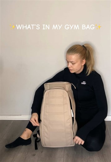 What’s in my gym bag 🎒🏋🏼‍♀️ Reklam för @Svensktkosttillskott - 2026 är här och hemsidan är full av grymma erbjudanden! 💥 Passa på att fylla på med kosttillskott eller nya träningstillbehör och starta året starkt 💪🏼 #teamsvk #svensktkosttillskott #gymbag #gymbagessentials #whatsinmybag (Inspo @brookeworksout)