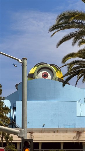 The social team works hard, but the Minion works harder. #UniversalStudiosHollywood #Minions #LA #LosAngeles