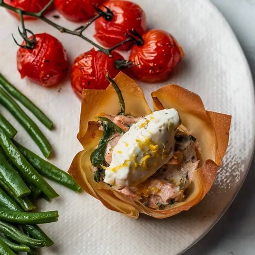 These delicious Philadelphia, salmon and spinach filo tartlets are actually super easy to make at home! 🥬🙂 | Tasty