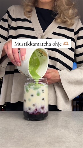 Vastaus käyttäjälle @Ona Rantanen Perusohje matchalle 🍵🫐 Tätä mustikkamatchan ohjetta voit käyttää, kun haluut sellasta kunnon ”foam matchaa” 💭 Mustikkasiirapin voi myös laittaa siivilän läpi 🫐 Tapoja on varmasti monia, mutta tällä mä teen! Kauramaito voi olla mitä tahansa — manteli-, kookos-, herne-, normimaitoo.. Moya matcha (&matchakulho) ja Dreamatcha saatu mainostarkoituksessa. Molemmat on mun lemppareita ja niistä se Ceremonial versio 🫶🏼 Muut versiot sopii leivontaan. #matcha #resept