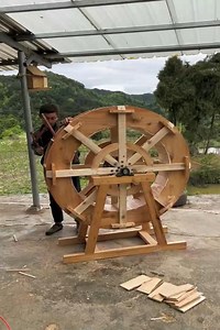 Using the ancient method to make a waterwheel | Viral Urban