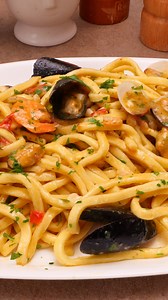 Scialatielli allo scoglio con sugo pronto congelato ai frutti di mare Ingredienti per 4 persone 🔹 Per il sugo allo scoglio • 600–700 g di misto pesce surgelato • 2-3 spicchi d’aglio • 2 acciughe sott’olio • Olio extravergine d’oliva • 7-8 pomodorini datterini/ciliegini • 1 mazzetto di prezzemolo ✔ gambetti interi (da mettere nel sugo) ✔ foglie tritate (per mantecatura e servizio) • Sale q.b. • Pepe o peperoncino • Vino bianco (facoltativo ma consigliato) 🔹 Per la pasta • 500 g di scialatielli 