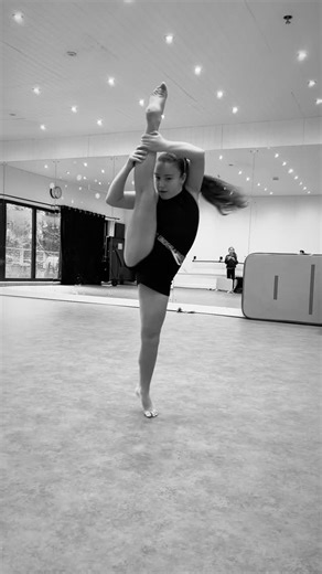 shannon_jade_dancecoaching on Instagram: "This girl is becoming the absolute queen of legs and turns … just wait till the end 🤩👏🏽 @francessca_avery proud always!! I’m now fully booked for coaching until April .. forever greatful 🫶🏽🫶🏽 #prouddancemoments #techniquefirst #choreographer #teachersofinstagram #jazztechnique"