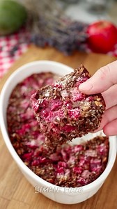 ✨Big muffin de aveia com banana e chocolate✨ Com vontade de algo doce, mas saudável? Esta delícia fácil e saborosa demora apenas 5 minutos a preparar. Ingredientes: 100g de flocos de aveia (1 chávena de chá) ½ banana esmagada 1 ovo 1 colher de chá de xarope de agave ou mel 50ml de bebida de amêndoa (¼ de chávena de chá) 1 colher de chá de cacau em pó 1 colher de chá de canela 1 colher de chá de fermento em pó 1 ou 2 quadrados de chocolate negro Coco ralado q.b. Instruções: Misturar todos os ingr