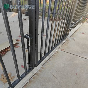 [Hot Item] Decorative Metal Post PVC Panel Ornamental Iron Temporary Fence Garden Fencing Materials