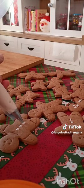 Omini di PAN DI ZENZERO Non è NATALE senza questi deliziosi biscottini speziati. Vi lascio la RICETTA SENZA BURRO e addolciti con miele e sono perfetti da regalare. 🎄INGREDIENTI PER 20 BISCOTTI GRANDI O 35-40 PICCOLI 1 uovo intero 1 tuorlo 100 g di miele 70 ml di olio di semi di girasole 1 cucchiaino di estratto di vaniglia 300 g di farina 00 1 cucchiaino di lievito per dolci 1 cucchiaino di cacao amaro 1 cucchiaino di zenzero in polvere 2 cucchiaini di cannella in polvere La punta di un cucchi