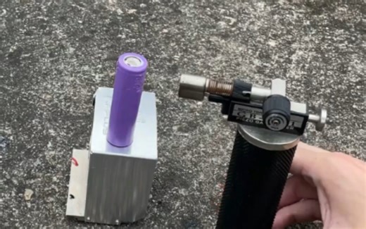 实验：高温火烧18650锂电池，会发生什么