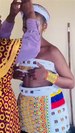 In Zulu culture in South Africa, virginity before marriage is highly valued. The white dot on her forehead signifies that she is a virgin 😍