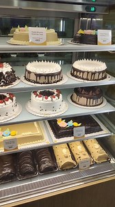 Iba't ibang flavor at design ng cake😍😍😍 #cakes #cakesph #goldilocks #GoldilocksPH #ilovecakes | Ar Cei