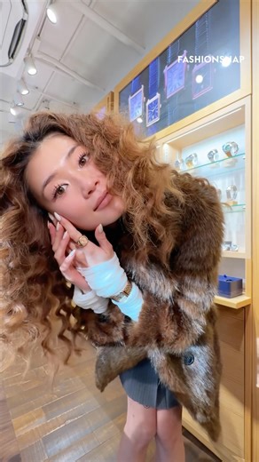 FASHIONSNAP on Instagram: "2024年に40周年を迎えたアメリカンライフスタイルブランド「フォッシル（FOSSIL）」が、ブランドの全アイテムを取り扱う旗艦店「フォッシル原宿明治通り店」の内装をホリデー仕様に合わせてアップデート。 ⁠ フォッシルは1984年、アメリカンクラシックをベースに楽しさと親しみやすさを兼ね備えた時計を展開するブランドとして創業。「長い旅のような人生のあらゆるシーンにおいてフォッシルの時計が良き相棒でありたい」という想いをもとに、"時刻表示の道具"の価値観を超越したデザイン性の高い時計を展開してきた。また、時計に加えてバッグやウォレットなどのレザーグッズ、ジュエリーなども手掛けている。 ホリデー仕様に装飾された店頭には、モデルのJijiとオーダーメイドスーツの専門店「EAST BESPOKE TAILOR」とアパレルブランド「BADWAY」を運営する傍らモデル活動をするキシダイキが訪れ、お気に入りのアイテムをセレクト。アイテムを手に取りながらアメリカンクラシックの世界観を楽しんだ。 記事全文は @fashionsnapcom のプロフィ