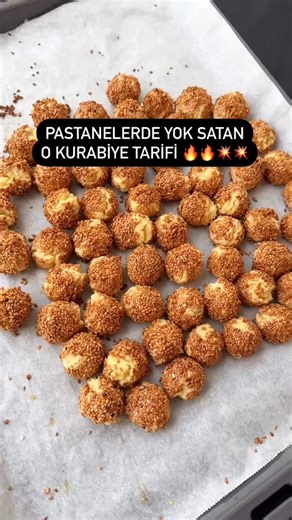 @mirayinlezetlidunyasi on Instagram: "zuhalle_mutfakta Günlerce bayatlamayan Pastane usulü Susamlı Kurabiye Ne kadar yediğinizi anlamayacaksınız o kadar lezzetli 😋😋😋🫠🫠🫠 @zuhalle_mutfakta Susamlı Kurabiye 125 gram tereyağ 1 çay bardağı sıvıyağ 1 yumurta sarısı akı dışını susama bulamak için 2 yemek kaşığı pudra şekeri 2 yemek kaşığı sirke 1 tatlı kaşığı tuz 1 paket kabartma tozu Yaklaşık 2.5-3 su bardağı un Üzerini bulamak için Kavrulmuş susam Yumurta akı Hazırlanışı 💐Yoğurma kabına oda sı