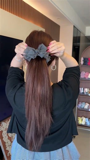 Using a banana clip horizontally really makes your hair look fuller! #HairstyleTutoria l#BananaClip