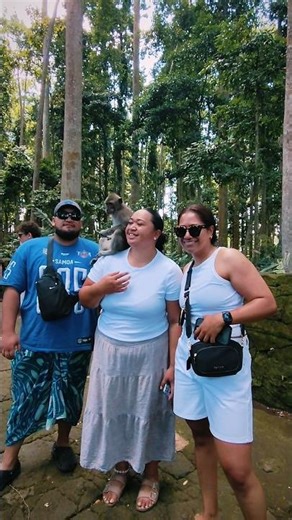 Today with Olivia and friends from New Zealand.Playful moments at Sangeh Monkey Forest 🐒🌿