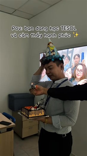 🎥 POV: Một ngày học TESOL của Marketer tại TSE Từ người chỉ “biết tiếng Anh”, bạn sẽ học cách “dạy tiếng Anh” chuyên nghiệp, bài bản và đầy cảm hứng. ✨ Đây cũng là hành trình của hơn 7.079 học viên TSE tìm thấy câu trả lời của riêng mình trong khóa TESOL 100h/120h: - Chứng chỉ TESOL do Tổ chức Quốc tế ALAP (Anh Quốc) hoặc Madison (Hoa Kỳ) cấp sau khoá học - Có giá trị vĩnh viễn - Lên đến 70% thời gian học tại lớp là thực hành, bạn sẽ được trực tiếp đứng lớp, tập giảng, nhận góp ý chi tiết để ti