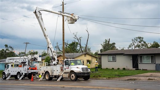 Communities coming together to thank linemen working in Benton County after storm