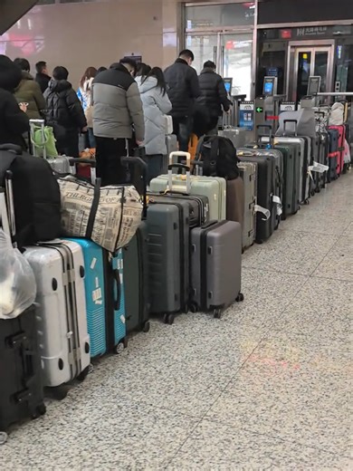 The queuing method of Chinese college students. At the ticket checkpoint of the high-speed railway station.