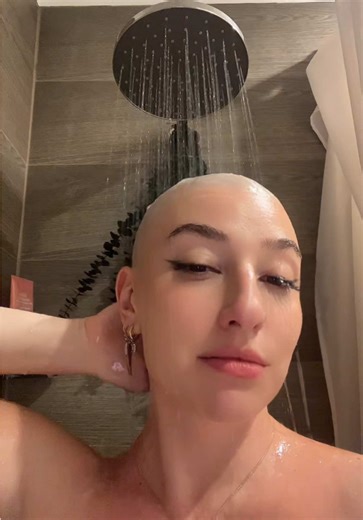 How do I explain this feeling to someone… shower on a bald head… 😍#baldgirl #buzzcutgirl #buzzcut #baldhead #shavedhead