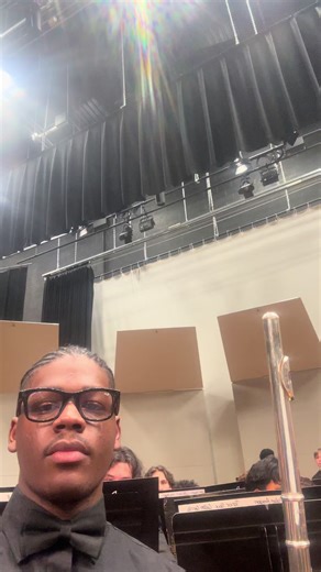 Minimalist Dance Routine: A Visual Experience