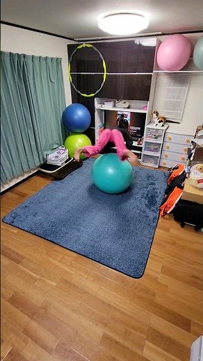 バランスボール×アクロバット(キンカンのうた2020🎵リズムを合わせて)兄達に追いつけ追い越せ🔥妹の挑戦🧏‍♀️ #体幹力 #リズム感 #バランス感覚 #大石昌良 #オーイシマサヨシ