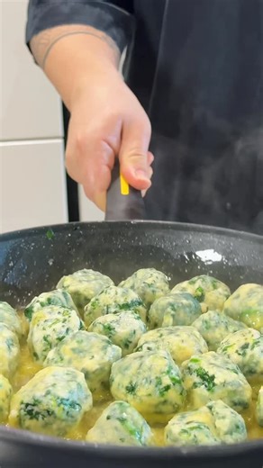 Enno Roshi on Instagram: "Sot kam bërë Gnudi. Si ju duken? Një recetë e thjeshtë, e shpejtë dhe shumë e shijshme. Gnudi (që në dialektin toskan do të thotë “të zhveshur”) janë një recetë tradicionale nga rajoni i Toskanës, më saktë nga zonat e Sienës dhe Firences. Quhen kështu sepse janë si brendësia e raviolëve — por pa mbështjellësen me brumë. Pra, “të zhveshur” nga pasta që zakonisht i mbulon. Përbërësit 500 gr spinaq 250 gr ricotta 40 gr miell 1 vezë 70 gr parmigiano Piper, arrë moskat Spina