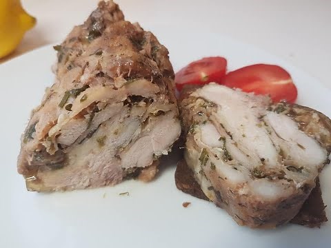 Selbstgemachte Wurst aus Hähnchenfleisch mit vielen Kräutern und Knobi