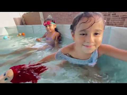 Disfrutando de la piscina con mi prima