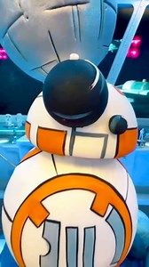 Fábio Raian - Decorador de Festa on Instagram: "Nosso projeto Star Wars ficou incrível! Juntos com nossos aluno montamos uma festa temática incrível, cheia de detalhes que vão encantar a todos. Que a força esteja com a gente nessa jornada de criatividade e diversão! Nosso fornecedores que fizeram realidade esse projeto 🙏🏻🙏🏻 Cenografia: @artcenarios Projeção: @agenciae Bolos e doces: @solangecake Forminha: @decoradoces Acrílicos: @meninofiesterostore Arte: @gustavo