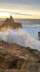 QUAND IL Y A DES VAGUES NE VOUS APPROCHEZ PAS TROP DE L'OCÉAN. | Pays Basque BAB