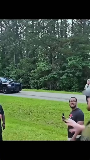 In Atlanta, a lawn care crew found a disabled veteran’s home buried under 2 feet of weeds. His HOA had been fining him $50 daily for the unkempt yard.The team offered to mow and clean the entire property for free. As they worked, the HOA president called police, claiming the volunteers needed a vendor permit and were trespassing.Officers arrived, heard the full story, told the HOA to stand down, and let the crew finish. The yard was fully transformed — a clear win for kindness over bureaucracy.
