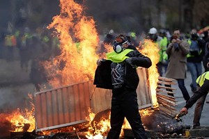 Paris turned into battle zone as 'Yellow Vest' protests escalate
