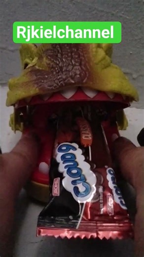 dainasor eating cloud 9 chocolate #asmr #asmrsounds #shortvideo #rjkielchannel