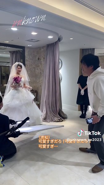 『#unknown』撮影裏✨ ウェディングドレス試着シーン👗 アドリブ満載❗️ 可愛すぎこころに、テンション爆発なとらちゃん🤣 スタッフも大爆笑なテストを大公開🙌🏻 🔹止まらない鬼連写📸 🔹もはやこわい前のめり笑 🔹見惚れるのやめてもろて？🤍 切なくも可愛いふたりのシーンは TVer見逃し配信から！1〜4話一挙配信中👍🏻 #高畑充希 #田中圭 #こことら 🤍🐯最強なり